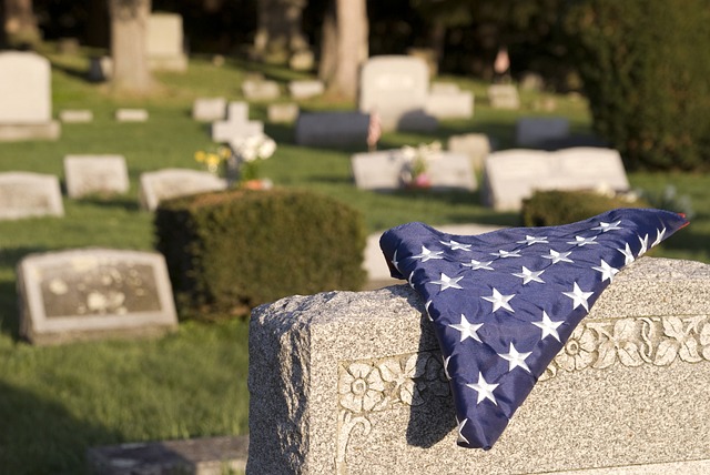 Au-delà des adieux : rendre un dernier hommage à un être cher à travers la pierre tombale