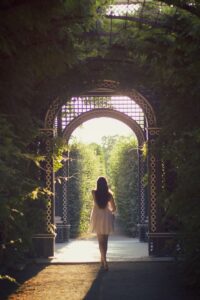 femme marchant seule